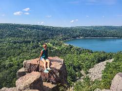 Looking down on the lake from the East Bluff near Devil's Doorway courtesy of Bigmacthealmanac&nearr; (CC BY-SA 4.0&nearr;)