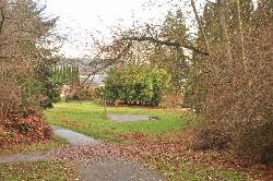 The small basketball court in the park courtesy of Joe Mabel&nearr; (CC BY-SA 4.0&nearr;)