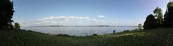 Panorama east across Lake Washington from the Madrona Park waterfront courtesy of Joe Mabel&nearr; (CC BY-SA 3.0&nearr;)