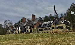 The Tudor style Administration Building on the hill above the lake courtesy of Andre Carrotflower&nearr; (CC BY-SA 4.0&nearr;)