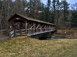 The covered bridge carrying the lake loop path over Red House Creek courtesy of Andre Carrotflower&nearr; (CC BY-SA 4.0&nearr;)