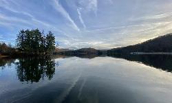 Sunset over Red House Lake from the boat launch at the north tip courtesy of Andre Carrotflower&nearr; (CC BY-SA 4.0&nearr;)