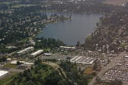Angle Lake from the air over SeaTac, with the park on the near shore and airport parking at lower ri courtesy of Walter Siegmund (talk)&nearr; (CC BY-SA 3.0&nearr;)