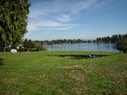 The open park lawn running down to the lake on the western shore courtesy of Joe Mabel&nearr; (CC BY-SA 3.0&nearr;)