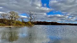 Sterling Pond, the inland water behind the beach where the park's canoe and kayak rentals are allowe courtesy of Andre Carrotflower&nearr; (CC BY-SA 4.0&nearr;)