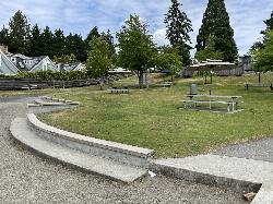 Picnic tables, shade umbrellas and the terraced lawn above the beach at Medina Beach Park. courtesy of Steven Pavlov&nearr; (CC BY-SA 4.0&nearr;)