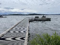 The public pier and floating dock at Medina Beach Park running out over Lake Washington. courtesy of Steven Pavlov&nearr; (CC BY-SA 4.0&nearr;)