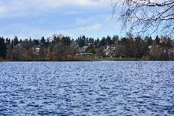 The west beach and its bathhouse seen from across Green Lake courtesy of Joe Mabel&nearr; (CC BY-SA 4.0&nearr;)