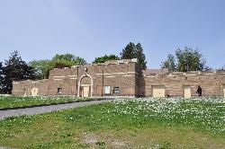 Rear of the 1927 bathhouse, now Seattle Public Theater, facing the west beach courtesy of Joe Mabel&nearr; (CC BY-SA 3.0&nearr;)