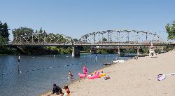 Full span of the steel truss Memorial Bridge crossing the Russian River courtesy of Frank Schulenburg&nearr; (CC BY-SA 3.0&nearr;)