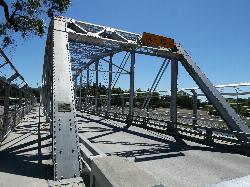 Second west bank view of the Memorial Bridge and the river below it courtesy of Pi.1415926535&nearr; (CC BY-SA 4.0&nearr;)