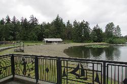 Bathhouse and concession building above the beach courtesy of Chris Light&nearr; (CC BY-SA 4.0&nearr;)