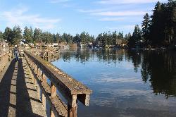 The fishing pier at Steel Lake Park courtesy of Chris Light&nearr; (CC BY-SA 4.0&nearr;)