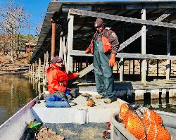 Biologists preparing a boat on Pickwick Lake in Tennessee courtesy of Dan Chapman/USFWS&nearr; (Public domain&nearr;)