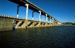 The powerhouse and spillway at Pickwick Landing Dam courtesy of Tennessee Valley Authority&nearr; (Public domain&nearr;)