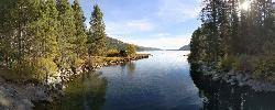 Donner Creek entering Donner Lake at the west end of the lake courtesy of Dicklyon&nearr; (CC BY-SA 4.0&nearr;)
