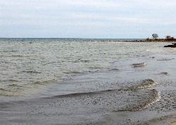 Waves rolling in off Lake Michigan at the park shoreline courtesy of Yinan Chen&nearr; (Public Domain&nearr;)