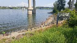 Marquam Bridge piers standing in the water off the beach, Tilikum Crossing beyond courtesy of Another Believer&nearr; (CC BY-SA 4.0&nearr;)