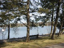 The west shore of Cedar Lake, the side the plunge hole is cut on. courtesy of Elkman at English Wikipedia&nearr; (CC BY-SA 3.0&nearr;)