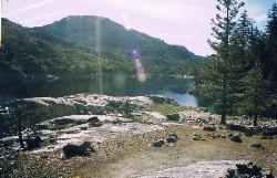 The upper end of Hell Hole, where the shoreline is bare granite and the water pulls back off it thro courtesy of Marcia Wright&nearr; (CC BY 3.0&nearr;)