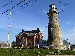 The 1871 Fairport Harbor Light and the keeper's dwelling, now the marine museum, on the bluff a quar courtesy of Riis2602&nearr; (CC BY-SA 4.0&nearr;)