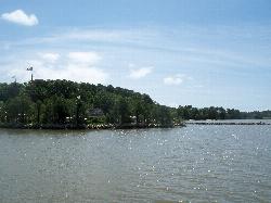 Park grounds next to the beach at Jamestown. courtesy of Idawriter&nearr; (CC BY-SA 3.0&nearr;)
