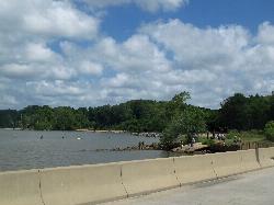 The James River from the Jamestown Beach waterfront. courtesy of Idawriter&nearr; (CC BY-SA 3.0&nearr;)