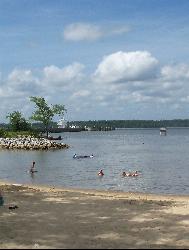 Looking along the shoreline at Jamestown Beach. courtesy of Idawriter&nearr; (CC BY-SA 3.0&nearr;)