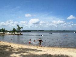 Swimmers in the shallows off the Jamestown Beach shoreline. courtesy of Idawriter&nearr; (CC BY-SA 3.0&nearr;)