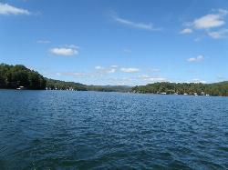 Lake Burton near Batesville, south of Timpson Cove courtesy of pseabolt&nearr; (CC BY 3.0&nearr;)