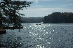 Boat traffic on Lake Burton courtesy of JJeffTV at English Wikipedia&nearr; (CC BY-SA 3.0&nearr;)