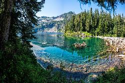 Cooper Lake, source of the Cooper River that joins the Cle Elum River at Salmon La Sac. courtesy of David Goehring from San Francisco, CA, USA&nearr; (CC BY 2.0&nearr;)