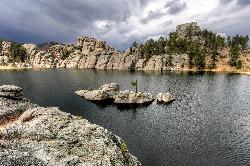 The rock wall bordering the northeast side of the lake. courtesy of Epsota24&nearr; (CC BY-SA 3.0&nearr;)