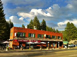 Downtown Kings Beach along Highway 28, a short walk from the beach. courtesy of Rick Cooper&nearr; (CC BY 2.0&nearr;)