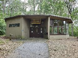 The Environmental Learning Center near the lake. courtesy of Jethro Nolt&nearr; (CC BY-SA 4.0&nearr;)