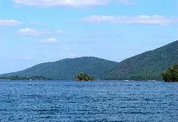 Open water on the reservoir with Smith Mountain itself on the skyline toward the dam. courtesy of Idawriter&nearr; (CC BY-SA 3.0&nearr;)