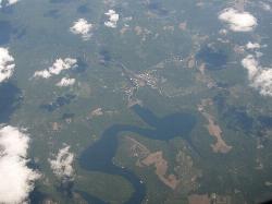The long narrow reservoir from a passing aircraft, with Confluence at the dam end courtesy of Ken Lund from Reno, Nevada, USA&nearr; (CC BY-SA 2.0&nearr;)