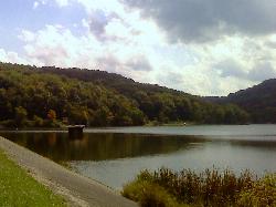 Shoreline across the lake at Raccoon Creek State Park. added by freearenas (Public domain&nearr;)