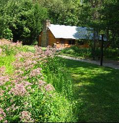 The Wildflower Reserve interpretive center at the park's eastern end. courtesy of Parkraccoon30&nearr; (CC BY-SA 3.0&nearr;)