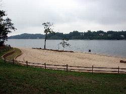 Sand and shallow entry along the Paddy's Creek beach at Lake James State Park. courtesy of bobistraveling&nearr; (CC BY 2.0&nearr;)