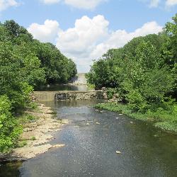 Rocky Fork Dam, which impounds Rocky Fork Creek to form the lake. courtesy of Aesopposea&nearr; (CC BY-SA 3.0&nearr;)