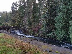 The 1918 concrete buttress dam that impounds the lake courtesy of ECTran71&nearr; (CC BY-SA 4.0&nearr;)