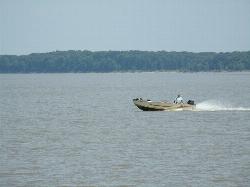 A fishing boat running the open water of Mark Twain Lake courtesy of mostateparks&nearr; (Public domain&nearr;)