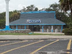 The ticket building at the park gate, where admission is paid courtesy of Ebyabe&nearr; (CC BY-SA 3.0&nearr;)