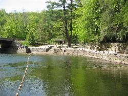 Beach and swim area seen from near the dam courtesy of User:Ruhrfisch&nearr; (CC BY-SA 3.0&nearr;)