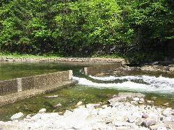 Boat chute notched into the dam at the downstream end of the pool courtesy of User:Ruhrfisch&nearr; (CC BY-SA 3.0&nearr;)