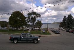 Beulah Village Park and its pavilion beside the beach, with free lakefront street parking alongside courtesy of Gpwitteveen&nearr; (CC BY-SA 3.0&nearr;)