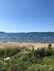 Clear water meeting the sand on the Crystal Lake shore at Beulah courtesy of Jordano53&nearr; (CC BY-SA 4.0&nearr;)