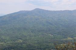Grassy Mountain, the peak that holds Lake Conasauga, seen across the valley from Fort Mountain. courtesy of Thomson200&nearr; (CC0&nearr;)