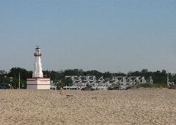 Open sand and shallow water at the New Buffalo lakefront courtesy of hakkun&nearr; (CC BY-SA 3.0&nearr;)